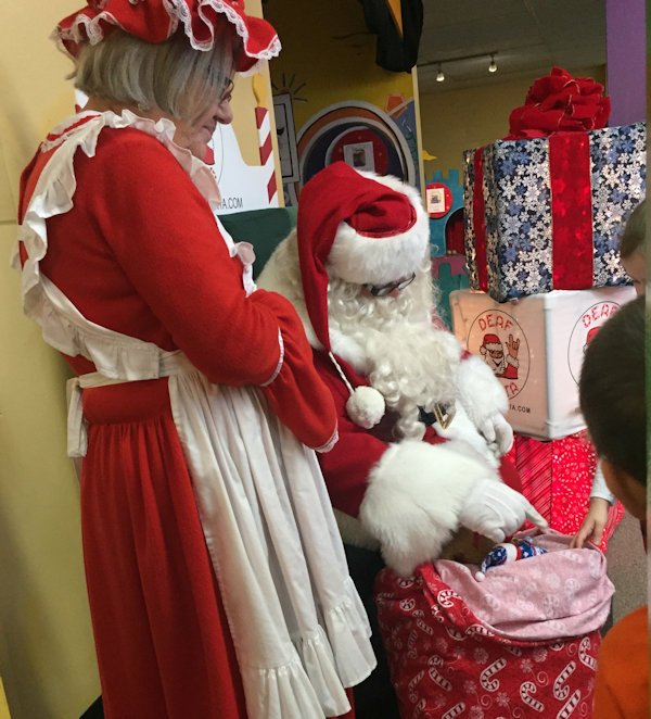 Deaf Santa and Mrs. meet children in Flint