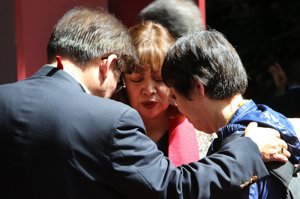 Persons attending 2016 General Conference pray together.