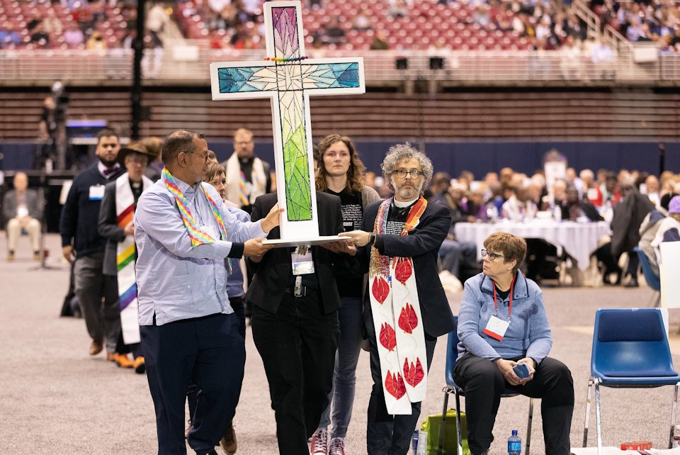 Delegates carry cross in protest