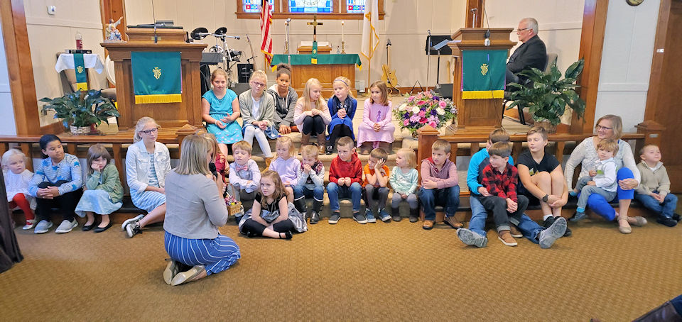 Children in the chancel of Pickford UMC