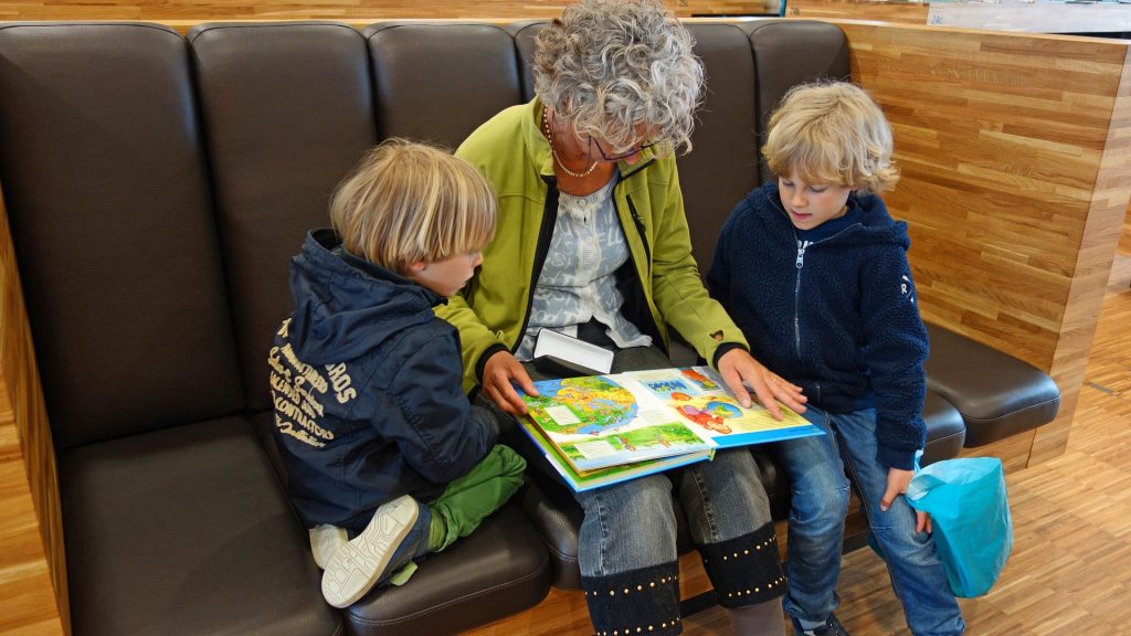 for-reading-813666_1920 reading with a friend
