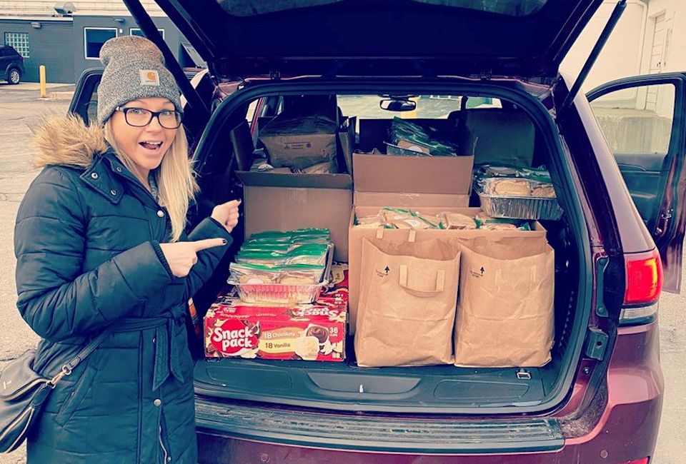 Volunteers bring food to NOAH out of the building