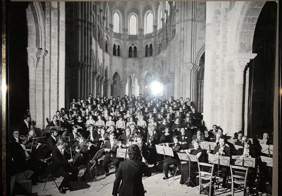 Laurie Haller singing in France