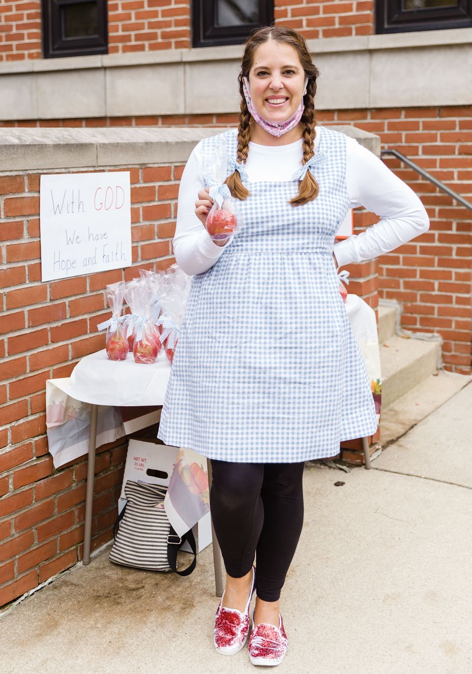 Dorothy shares apples