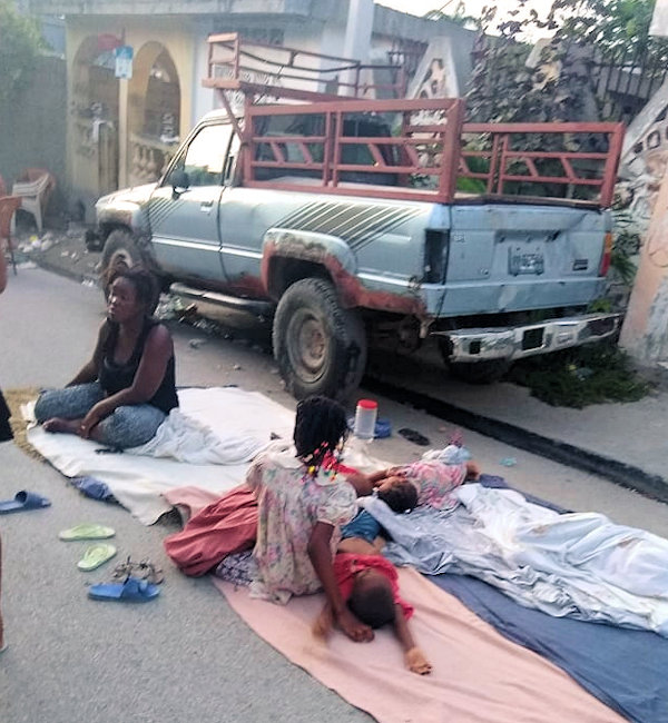 Earthquake victims in Haiti in the street