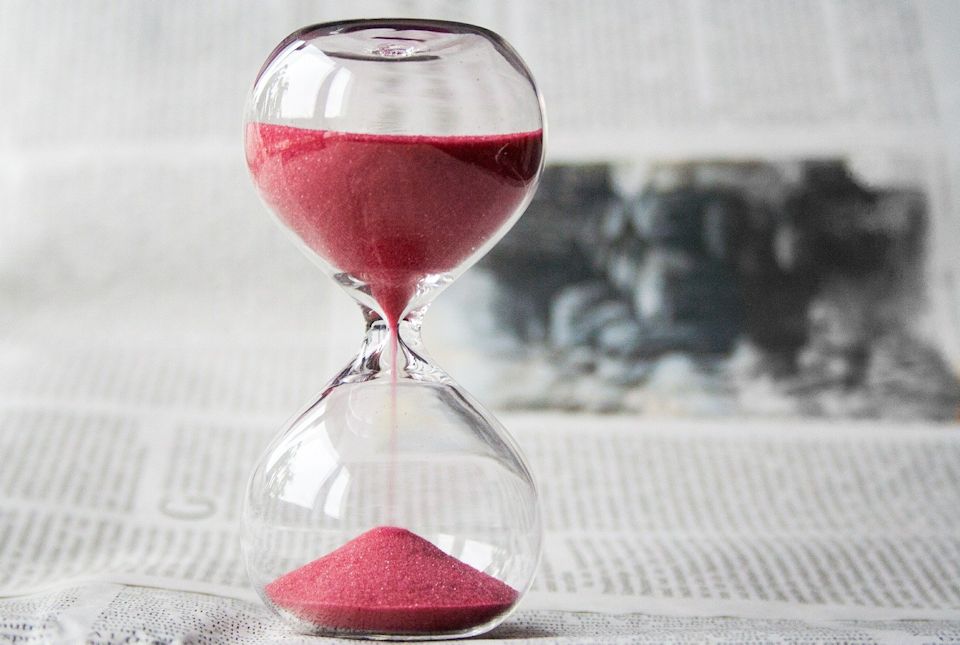 Hourglass tells time