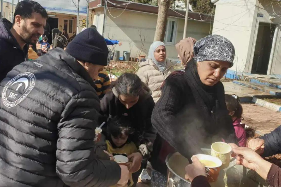 Food being given to people in Turkey following an earthquake