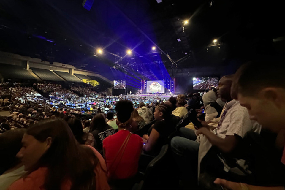 Worship at youth event in Florida