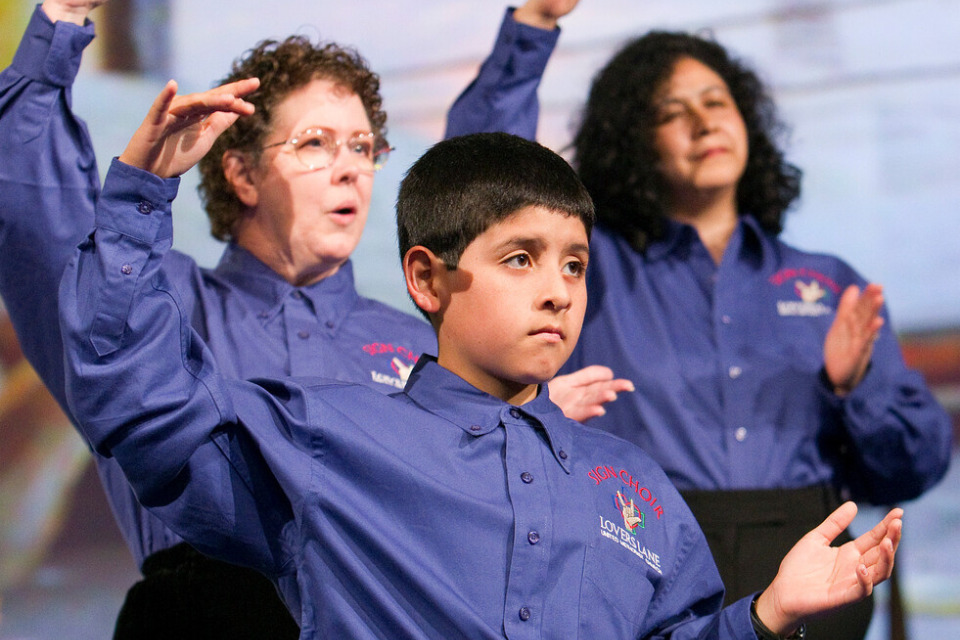 Choir singing using sign language