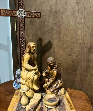 Statue of Jesus washing feet